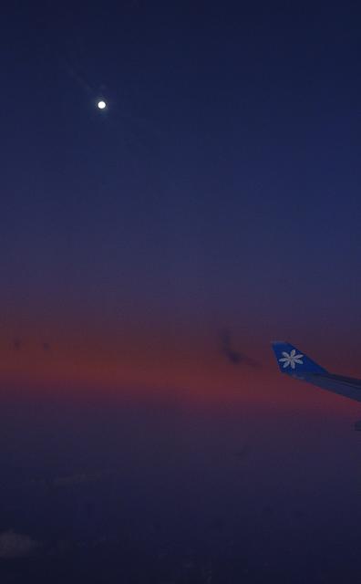 Moon & wingtip