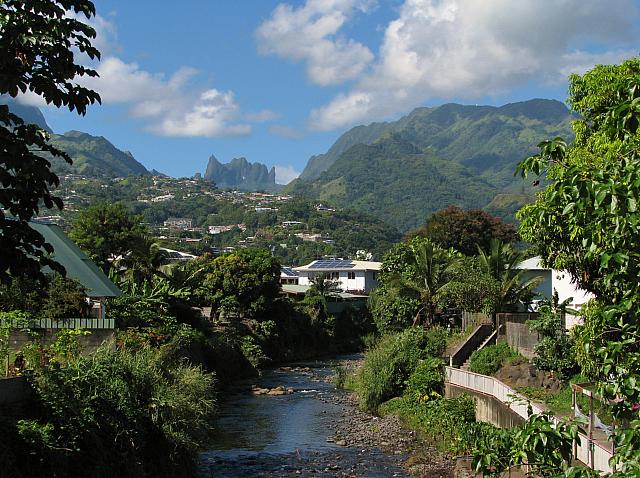 Starting circle tour of Tahiti Nui